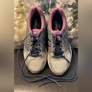 ASICS tennies, sz 8.5 like new
